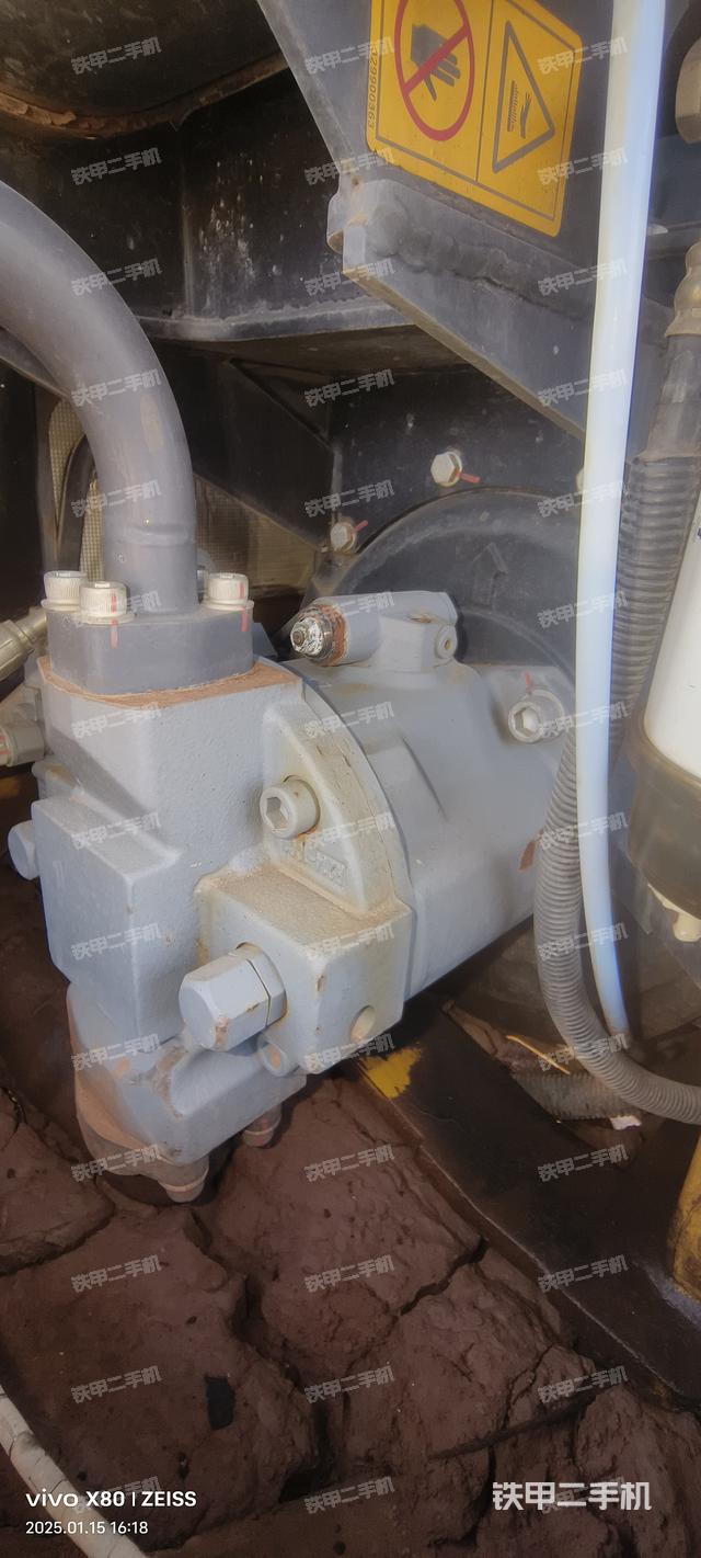 液壓泵艙室正面整體(整機(jī)外觀) 液壓泵艙室正面整體(整機(jī)外觀)