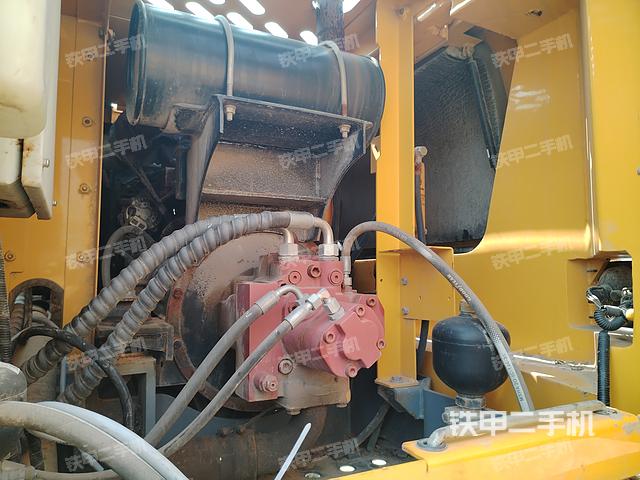 液壓泵艙室正面整體(整機(jī)外觀) 液壓泵艙室正面整體(整機(jī)外觀)