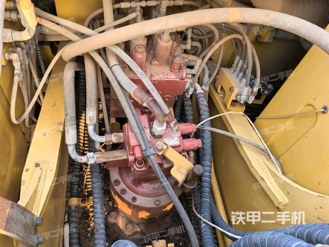 回轉(zhuǎn)馬達(dá)和主控閥（整機(jī)外觀）