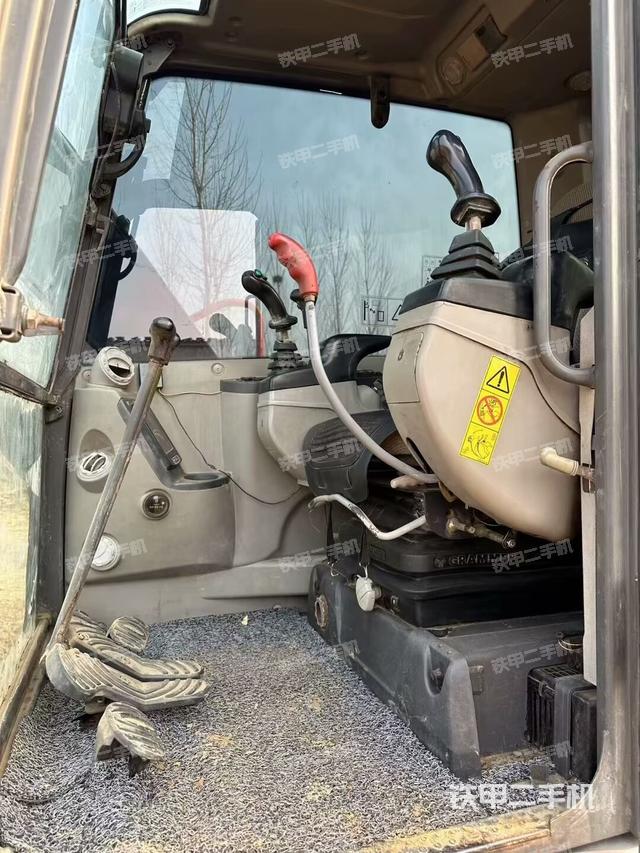 駕駛室頂部(整機外觀) 駕駛室頂部(整機外觀)