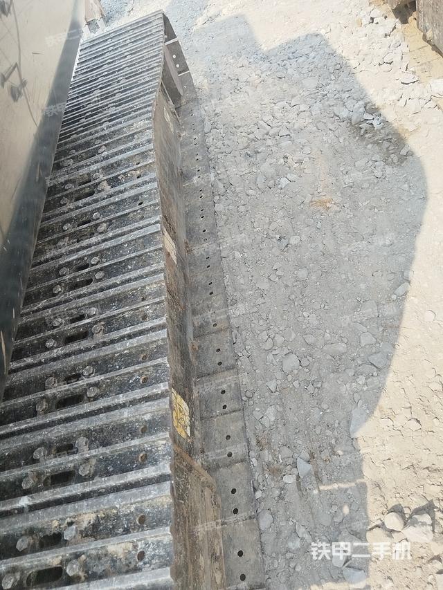 單側(cè)履帶整體(整機(jī)外觀) 單側(cè)履帶整體(整機(jī)外觀)