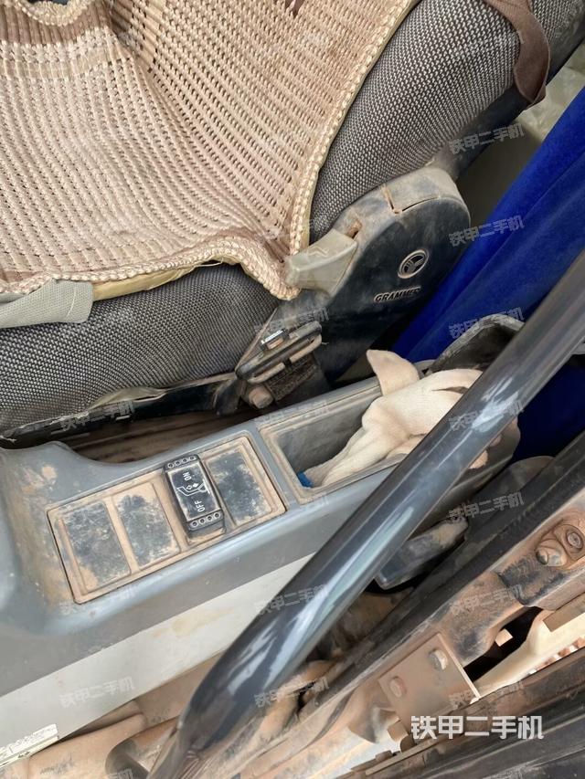 后窗玻璃角標（駕駛室部分）