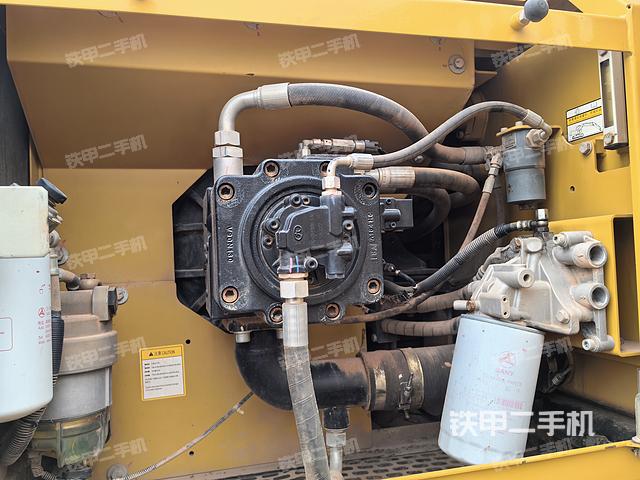 液压泵舱室正面整体（整机外观）