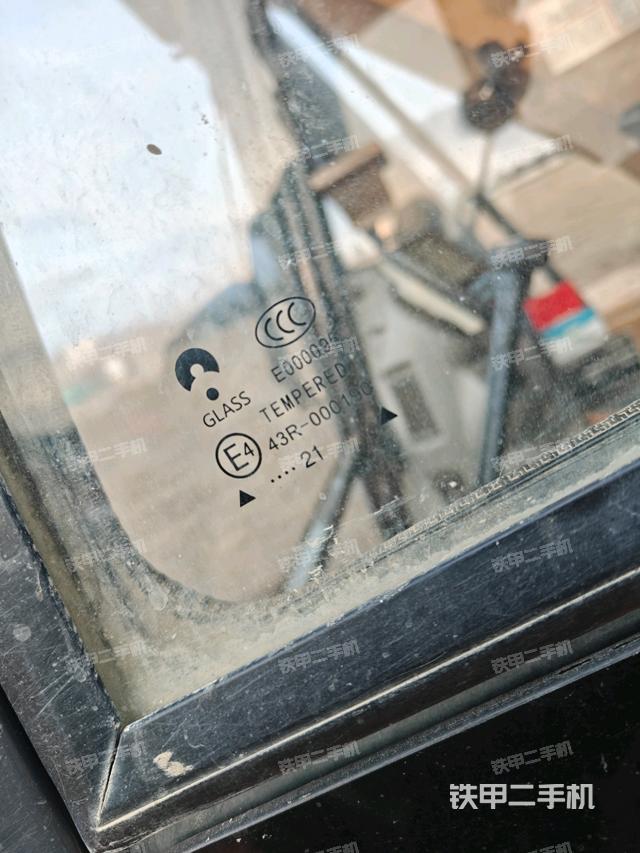 行走控制手柄和踏板?俯拍（駕駛室部分）