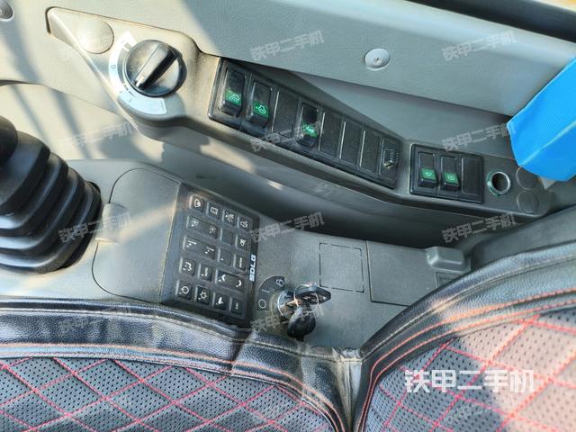 座椅左側(cè)控制臺(tái)/音響/含左手柄（駕駛室部分）