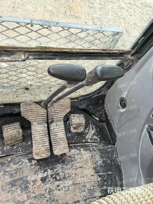 行走控制手柄和踏板?俯拍（駕駛室部分）