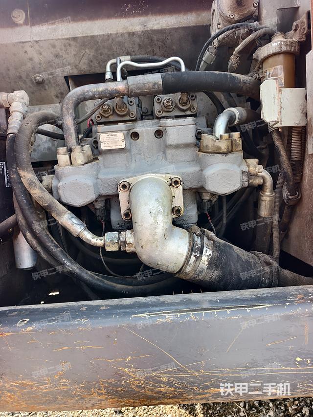 液压泵舱室正面整体（整机外观）