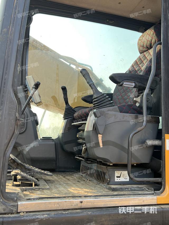 駕駛室整體（整機外觀）