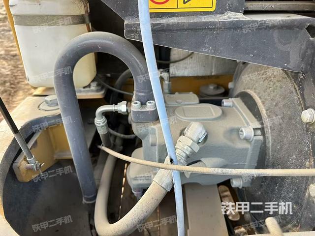 液壓泵艙室正面整體（整機(jī)外觀）