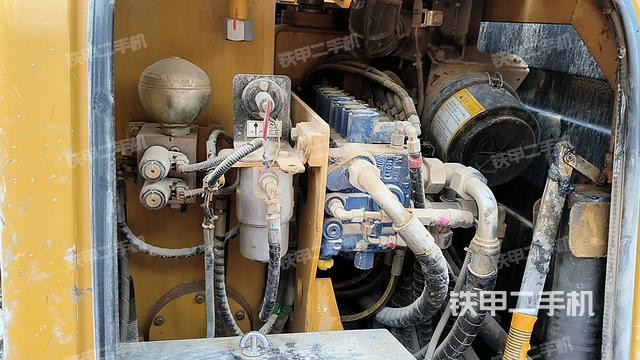 回转马达和主控阀（整机外观）