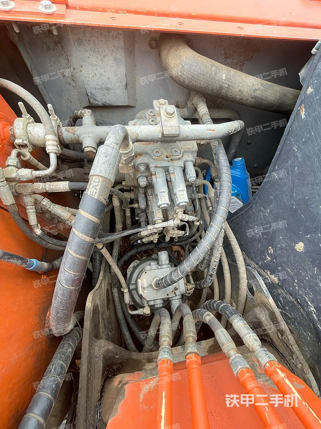 回转马达和主控阀（整机外观）