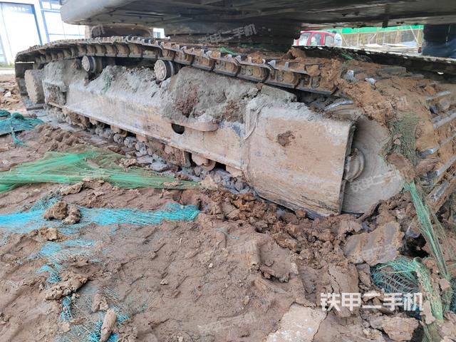 單側(cè)履帶整體(整機(jī)外觀) 單側(cè)履帶整體(整機(jī)外觀)