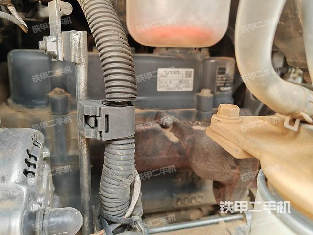 液壓泵艙室正面整體（整機外觀）