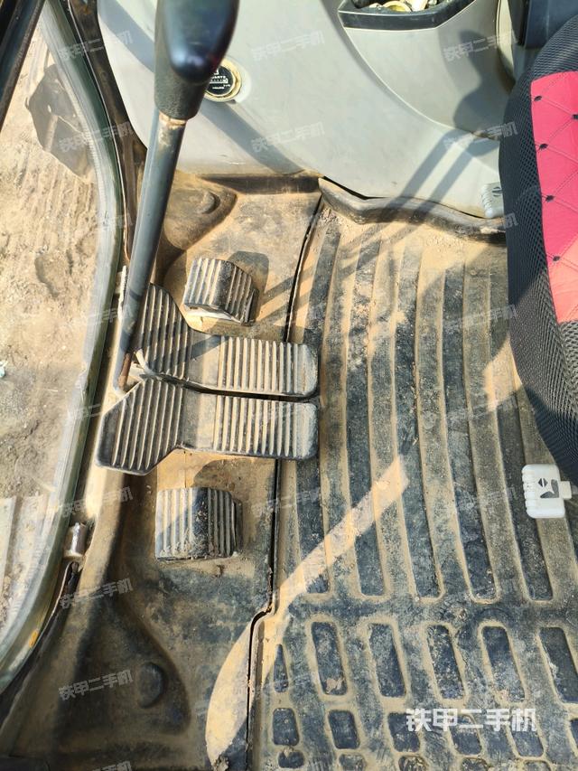 行走控制手柄和踏板?俯拍（駕駛室部分）