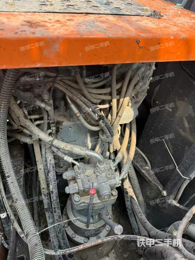 回轉(zhuǎn)馬達(dá)和主控閥（整機(jī)外觀）