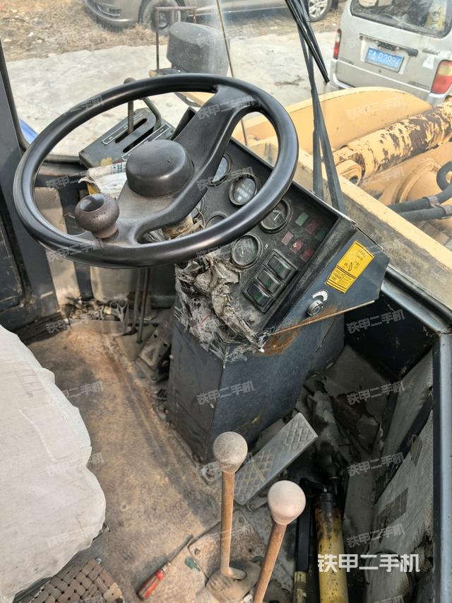 駕駛室工作臺(整機(jī)外觀及大件) 駕駛室工作臺(整機(jī)外觀及大件)