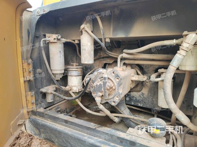 液壓泵艙室正面整體(整機(jī)外觀) 液壓泵艙室正面整體(整機(jī)外觀)