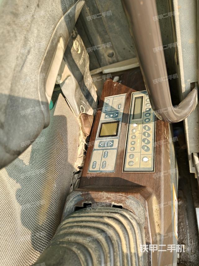 座椅右側(cè)控制臺(tái)/鑰匙門(mén)/油門(mén)/含右手柄(駕駛室部分) 座椅右側(cè)控制臺(tái)/鑰匙門(mén)/油門(mén)/含右手柄(駕駛室部分)