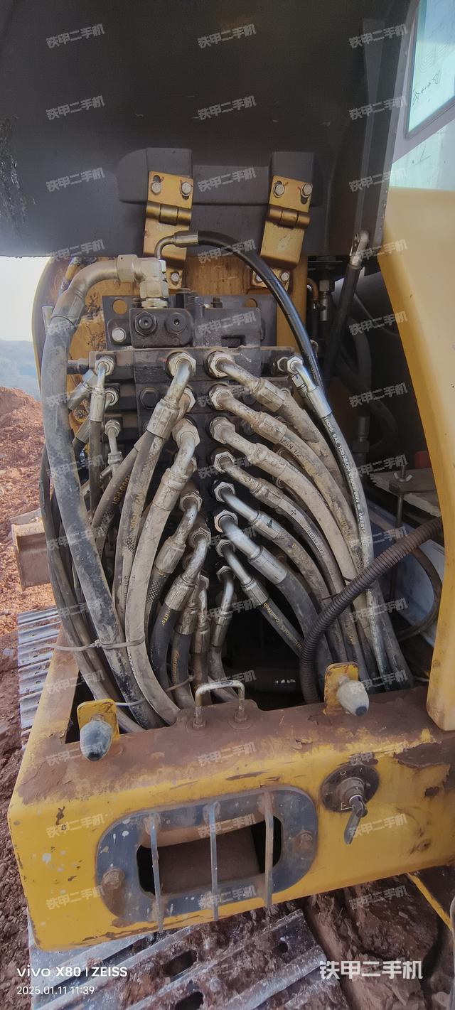 回轉(zhuǎn)馬達(dá)和主控閥(整機(jī)外觀) 回轉(zhuǎn)馬達(dá)和主控閥(整機(jī)外觀)