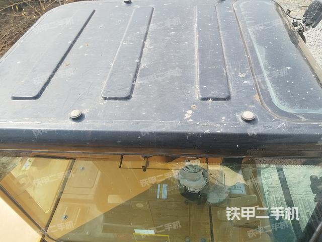駕駛室頂部(整機(jī)外觀) 駕駛室頂部(整機(jī)外觀)