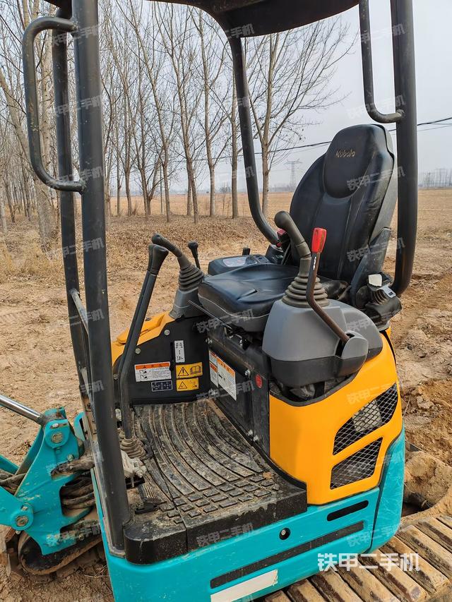 駕駛室頂部（整機外觀）