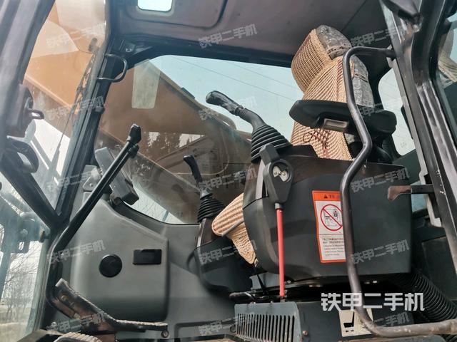 駕駛室頂部(整機(jī)外觀(guān)) 駕駛室頂部(整機(jī)外觀(guān))