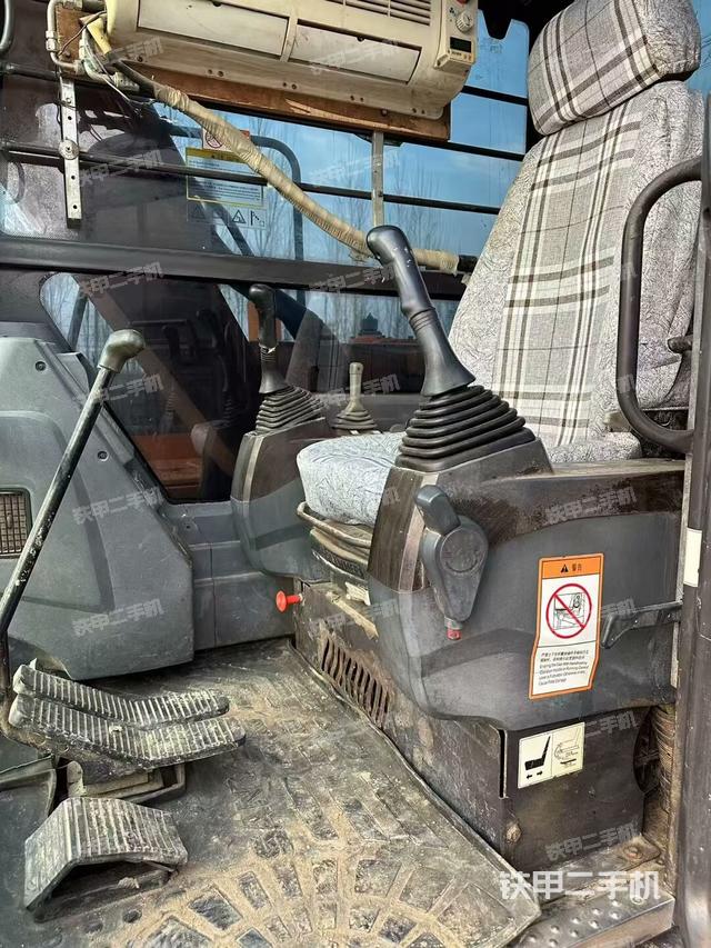 駕駛室頂部(整機(jī)外觀) 駕駛室頂部(整機(jī)外觀)