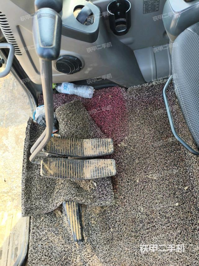 行走控制手柄和踏板?俯拍（駕駛室部分）