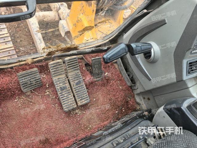 行走控制手柄和踏板?俯拍(駕駛室部分) 行走控制手柄和踏板?俯拍(駕駛室部分)