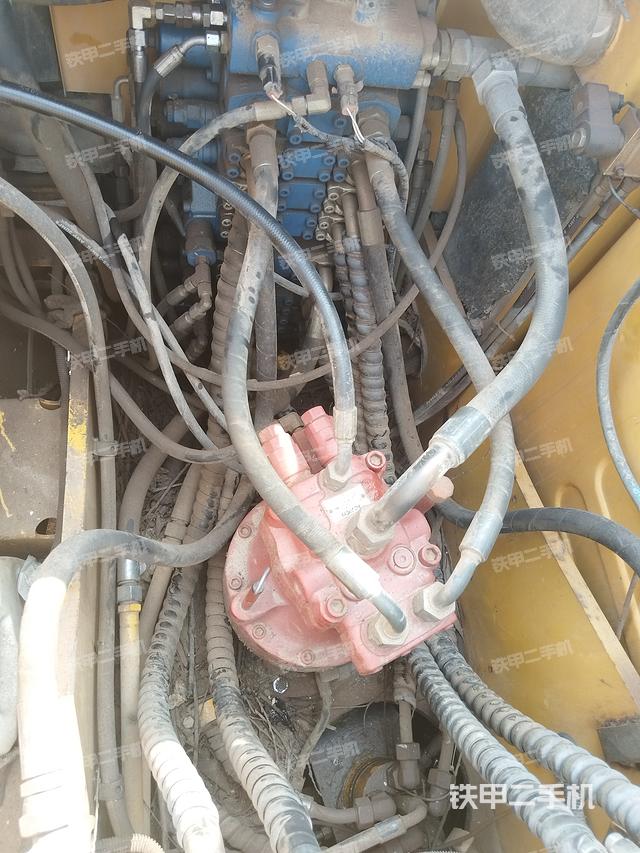 回转马达和主控阀（整机外观）