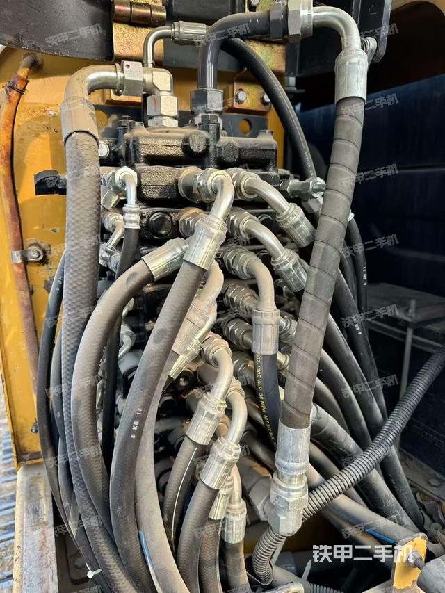 回轉(zhuǎn)馬達(dá)和主控閥（整機(jī)外觀）