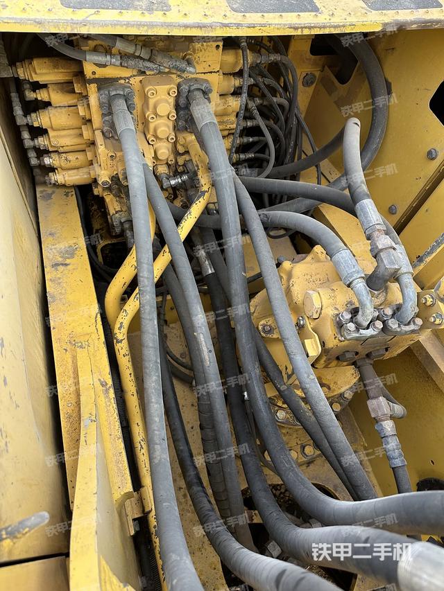 回轉(zhuǎn)馬達和主控閥（整機外觀）