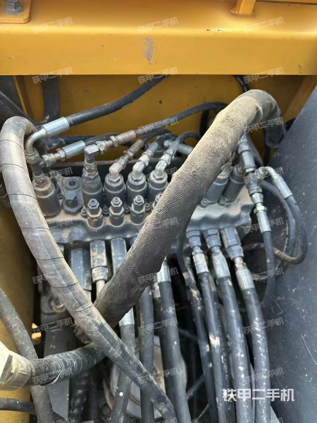 回轉(zhuǎn)馬達和主控閥(整機外觀) 回轉(zhuǎn)馬達和主控閥(整機外觀)