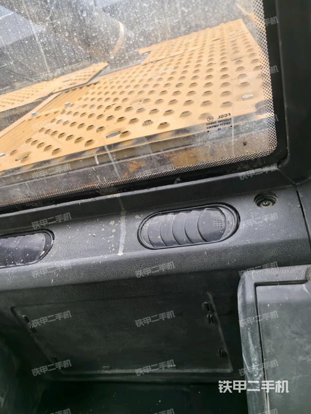 后窗玻璃角标（驾驶室部分）