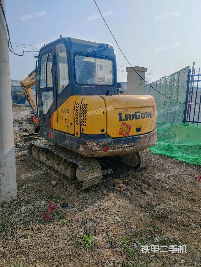 回轉馬達和主控閥(整機外觀) 回轉馬達和主控閥(整機外觀)