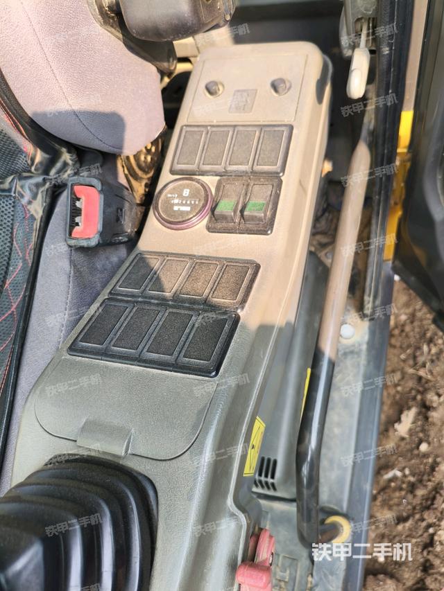 座椅右側(cè)控制臺(tái)/鑰匙門(mén)/油門(mén)/含右手柄（駕駛室部分）