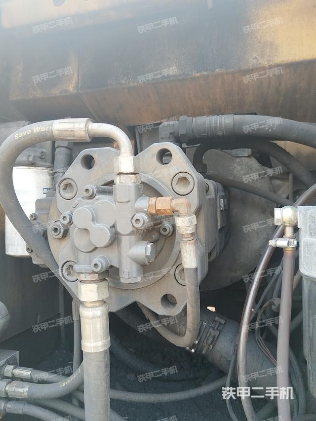 液压泵舱室正面整体（整机外观）