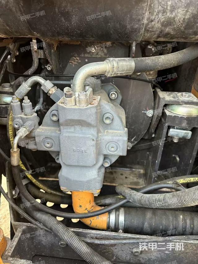 液壓泵艙室正面整體(整機(jī)外觀) 液壓泵艙室正面整體(整機(jī)外觀)