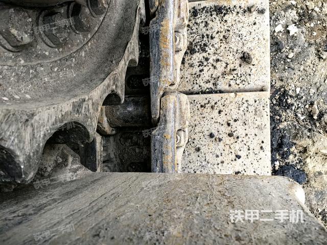 左驅(qū)動輪（行走機構(gòu)）