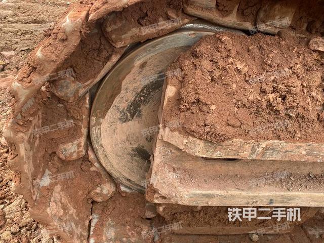 左驅(qū)動輪（行走機構(gòu)）