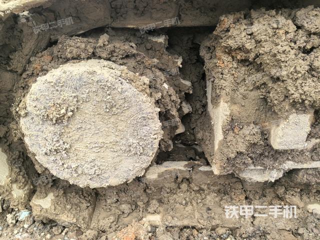 右驅(qū)動輪（行走機構(gòu)）