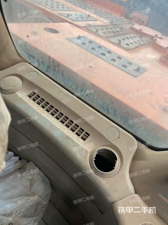 行走控制手柄和踏板?俯拍（駕駛室部分）