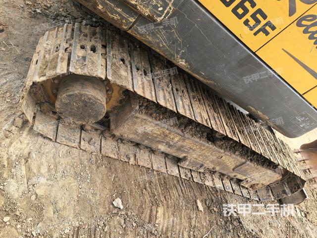 右側(cè)履帶整體?(行走機(jī)構(gòu)) 右側(cè)履帶整體?(行走機(jī)構(gòu))