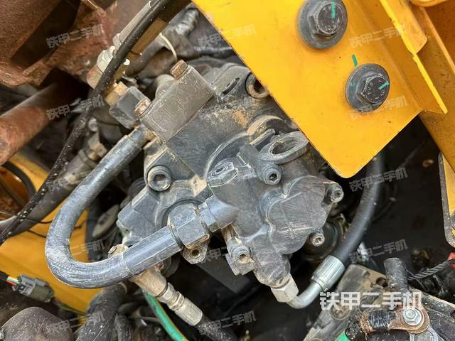 液壓泵艙室正面整體(整機外觀) 液壓泵艙室正面整體(整機外觀)