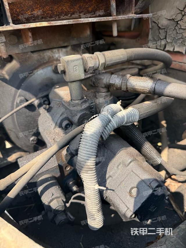 液壓泵艙室正面整體(整機外觀) 液壓泵艙室正面整體(整機外觀)