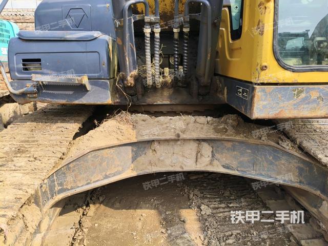 轉(zhuǎn)盤和下車架正前(工作和回轉(zhuǎn)裝置) 轉(zhuǎn)盤和下車架正前(工作和回轉(zhuǎn)裝置)