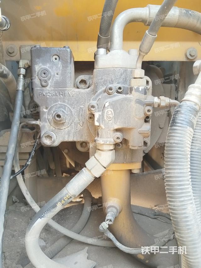 液压泵舱室正面整体（整机外观）