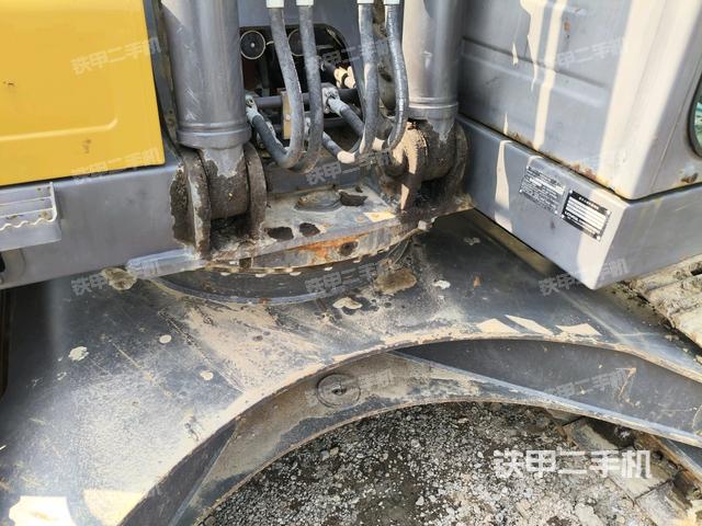 轉(zhuǎn)盤和下車架正前（工作和回轉(zhuǎn)裝置）