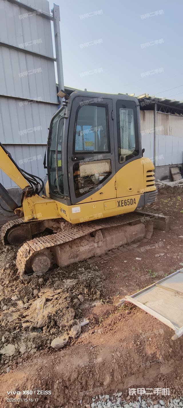 駕駛室整體(整機(jī)外觀) 駕駛室整體(整機(jī)外觀)