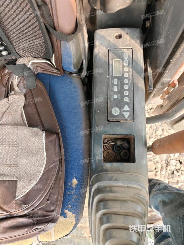 座椅左側(cè)控制臺(tái)/音響/含左手柄（駕駛室部分）